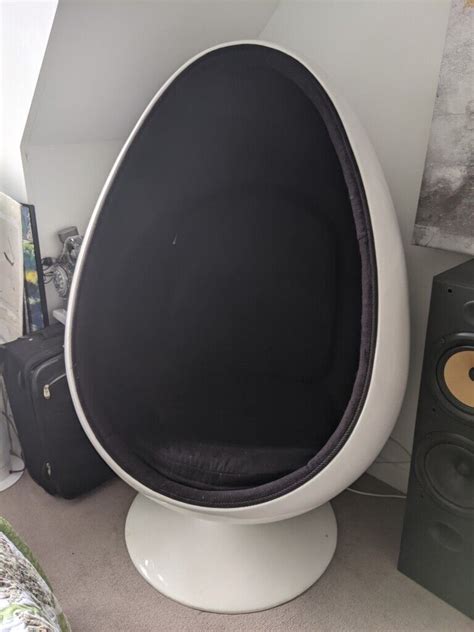 Retro Black Egg Pod Chair Swivel Chair Black Interior White Shell In