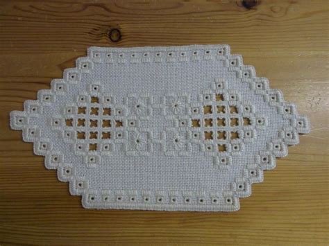 Häkelspitze anleitung weihnachten stickmuster hardanger stickerei sticken blumen hase häkeln kreuzstich tiere decke häkeln strickmuster stricken und häkeln. Leinen-Deckchen, creme, 6-eckig, 12,5 x 23 cm, Stickerei ...