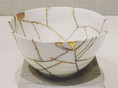 Kintsugi - japońska sztuka naprawiania potłuczonej porcelany złotem ...