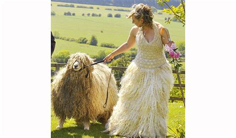 Bulu domba dapat disulap menjadi gantungan kunci yang lucu hingga isian bantal yang empuk banget. Gaun Pengantin Aneh yang Bakal Bikin Kamu Geleng-geleng Kepala - D'PARAGON