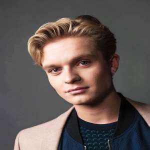 Featuring niall horan, liam payne, tom glynn carney, fionn whitehead, & the ladies of little mix. Tom Glynn-Carney Birthday, Real Name, Age, Weight, Height ...