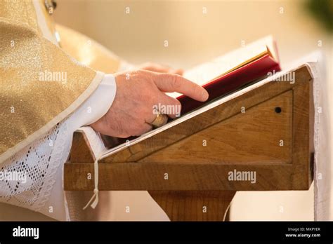 Priest Mass Catholic Hi Res Stock Photography And Images Alamy