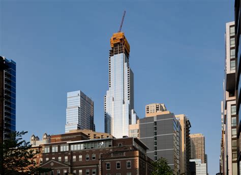 One Chicagos East Tower Tops Out In River North Chicago Yimby