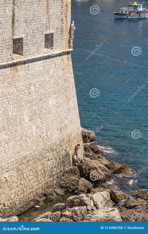 Dubrovnik Croatia Aug Two Half Naked Man Below Fort St Margaret Of City Wall In