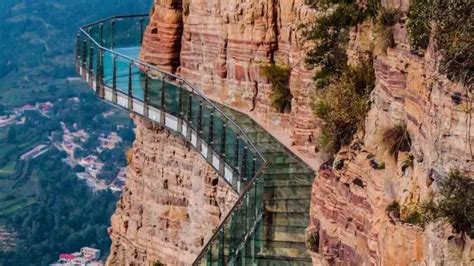 When it opened it was the longest and tallest glass bottomed bridge in the world. 3,800-Ft-High Glass Walkway in China 'Cracks' When ...