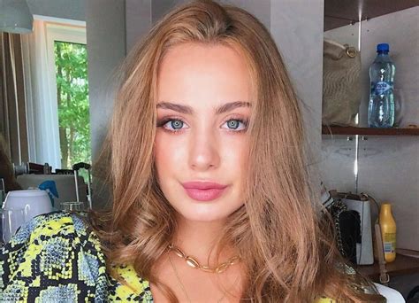 See more ideas about aktorki, długa sukienka wieczorowa, sukienka bez ramiączek. Wiktoria Gąsiewska: młoda gwiazda WIEK, INSTAGRAM - aju.pl