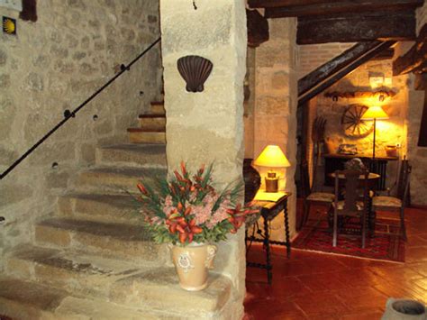 Algunas habitaciones incluyen un balcón. Decoracion Actual de moda: Escaleras de Piedra