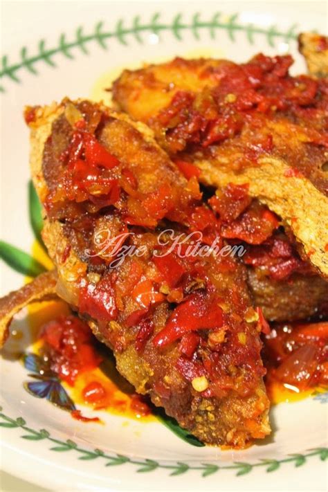 Banyak sekali resep lezat untuk mengolah ikan menjadi makanan yang lezat. Resepi Ikan Keli Goreng Berlada Azie Kitchen - Resep Bunda ...