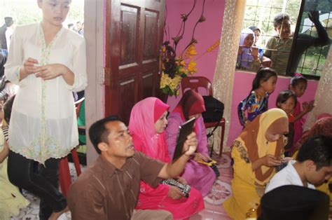 Sementara itu, akad nikah cut meyriska dan roger danuarta akan dilangsungkan bertepatan dengan hari kemerdekaan ri, yaitu 17 agustus 2019. Disini dalam lingkaran ini: akad nikah dan sandingnya di tenda kuning