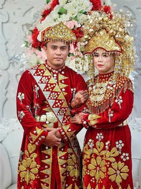 Kebaya dibuat daripada kain atau benang menggunakan seni sulaman tangan yang halus dan terperinci. Pakaian Adat Indonesia Lengkap 34 Provinsi: Ciri Khas ...