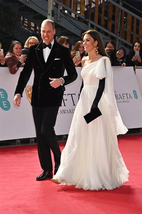 Kate Middleton Oozes Hollywood Glamour In Chic Black Gloves At Baftas