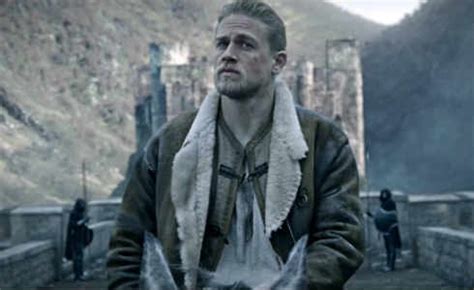 Arthur (charlie hunnam) é um jovem das ruas que controla os becos de londonium e desconhece sua predestinação até o momento em que entra em contato pela primeira vez com a excalibur. Campinas.com.br - "Rei Arthur: A Lenda da Espada" estreia ...