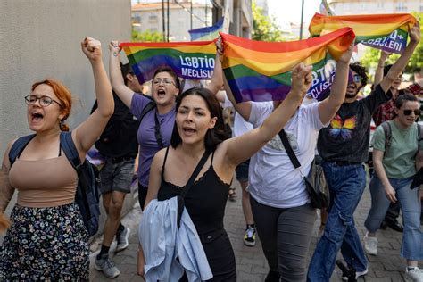 Poli Ia A Re Inut Persoane Dup Mar Ul Pride Din Istanbul Hotnews Ro