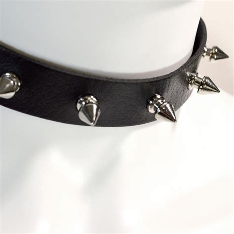 Spiked Choker Collar - Rock-concert-ready jewelry - Twisted Pixies