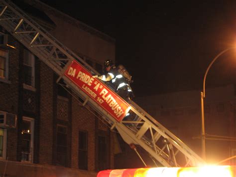 Fdny Ladder 147 Firefighter Coming Off The Roof Fdengine24 Flickr