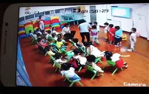 河北一幼儿园体罚学生：女老师拽男孩头撞墙揪下体凤凰资讯