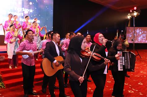 Setelah lebih empat tahun berjuang, usaha seorang bekas pegawai tadbir negeri untuk membuktikan bahawa pemecatannya oleh kerajaan negeri terengganu pada tahun 2008 adalah pemecatan yang salah (wrongfull dismissal), akhirnya berjaya. Majlis Penutup Program Peningkatan Kerjaya Pegawai Tadbir ...