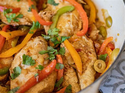 dominican chicken with peppers pollo guisado recipe sidechef