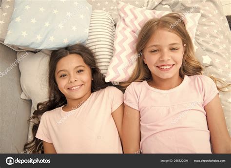 Meilleurs amis pour toujours Les filles enfants couchés sur le lit avec des oreillers mignons