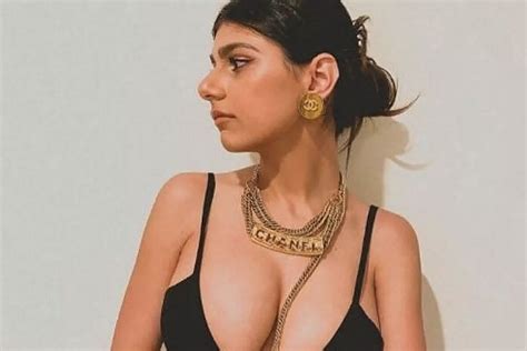 Mia Khalifa Draws Attention In France After Posing On A Balcony Wearing Only A Shirt Marca