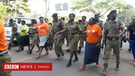 Polisi Wavalia Viatu Vya Kike Uganda Kutetea Wanawake Bbc News Swahili