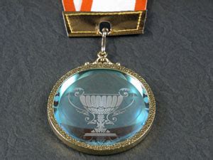 メダル · メダル (medal) は、直径数センチ大の金属の延べ板に、業績や事績の記念などの目的で、何らかの意匠を刻印したものをいう。 ただし、通貨として利用される貨幣（ . クリスタル・メダル55