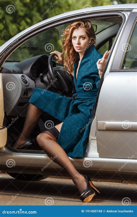 Seksowna Pani Wychodzi Z Samochodu W Pończochach I Wełnie Zdjęcie Stock Obraz złożonej z