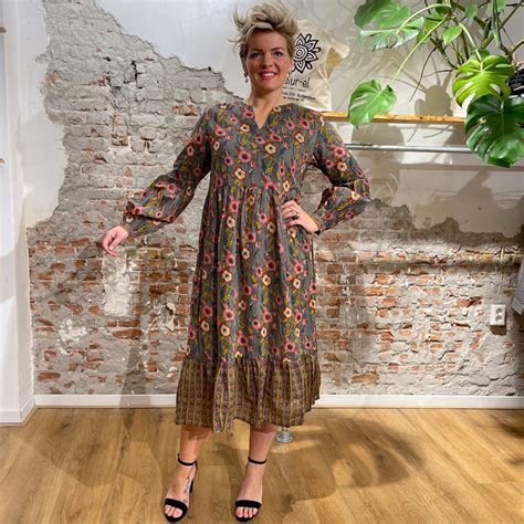 She has a degree in economics from the university of amsterdam. Lange jurk van biologisch katoen met print TINA POPPY GREY ...