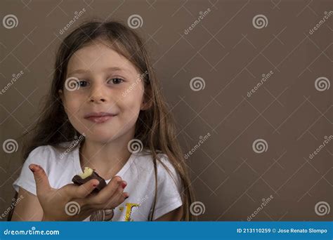 Belle Petite Fille Manger Du Chocolat Sur Fond Brun Image Stock Image