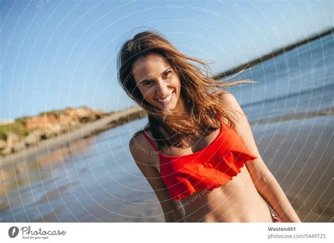 Porträt einer glücklichen jungen Frau am Strand ein lizenzfreies Stock Foto von Photocase