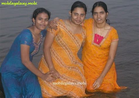 Desi Girls And Aunties Hot And Sexy Pictures Desi Enjoying Bath And