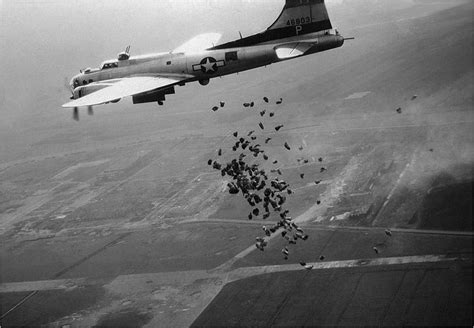 Chronologisch overzicht van een aantal gebeurtenissen rond de tweede wereldoorlog. File:Een Amerikaanse B-17 lost in het kader van operatie ...