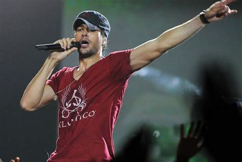 Enrique Iglesias Rules Latin Pop With Sex And Love Latino Music Cafe