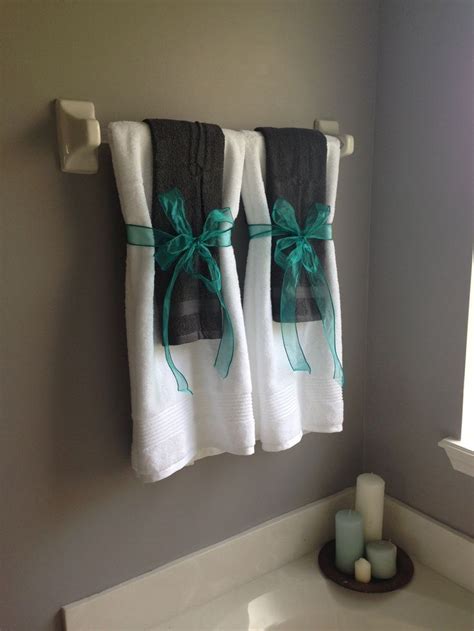 It's always a good idea to have extra towels on hand in the bathroom, but storing them in an attractive way can be a challenge. 1000+ ideas about Bathroom Towel Display on Pinterest ...