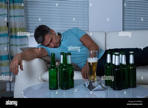 Mann Betrunken Sofa Fotos Und Bildmaterial In Hoher Auflösung Alamy