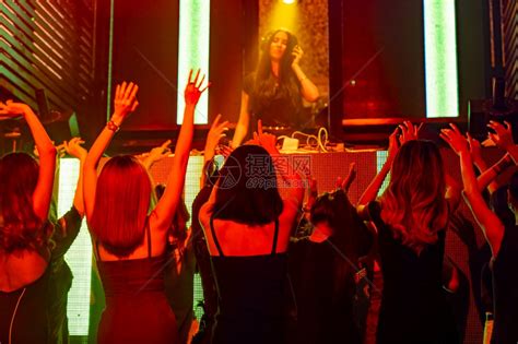 一群人在迪斯科夜俱乐部跳舞音从DJ在舞台上播放新年晚宴和夜生活概念一群人在迪斯科夜俱乐部跳舞音从DJ在舞台上播放高清图片下载 正版图片