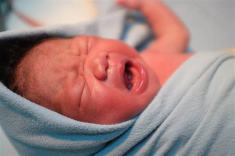 Alasan Kenapa Penting Memandikan Bayi Dengan Air Hangat Mommies Daily