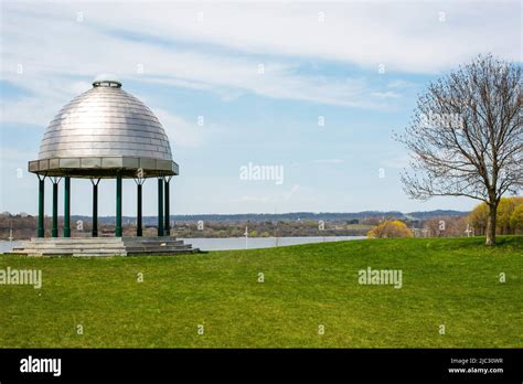 Hamilton waterfront trail hi-res stock photography and images - Alamy