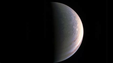 Nasa Juno Probe Takes Breathtaking Images Of Jupiters