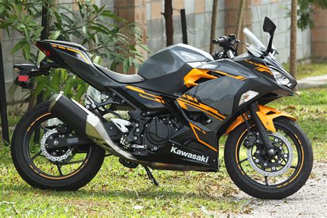 Модель бюджетного спортивного мотоцикла kawasaki ninja 250r появилась в 2008 году, придя на смену kawasaki zzr 250. REVIEW: 2018 Kawasaki Ninja 250 - Edpixs