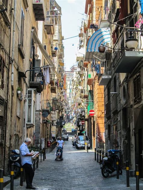 Bâtiments Et Rues étroites De La Vieille Ville à Naples Italie Photo