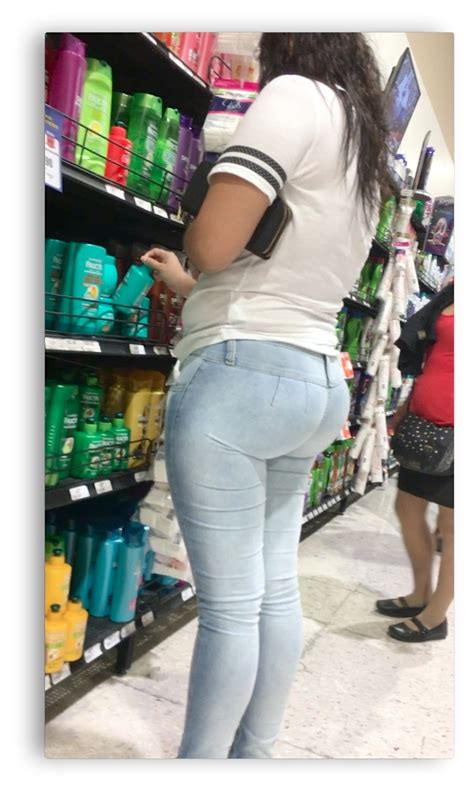 Guapa Morena Usando Pantalon Apretado Ella Tiene Cola Grande Y Redonda