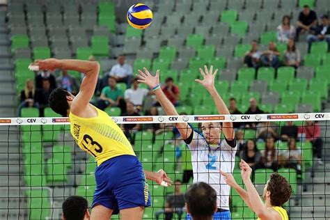 O técnico da seleção brasileira masculina de vôlei, renan dal zotto, divulgou, neste domingo, a lista dos 12 jogadores que vão disputar a olimpíada de tóquio, a partir do dia 23 de julho. Brasil bate Eslovênia em amistoso de Vôlei masculino ...