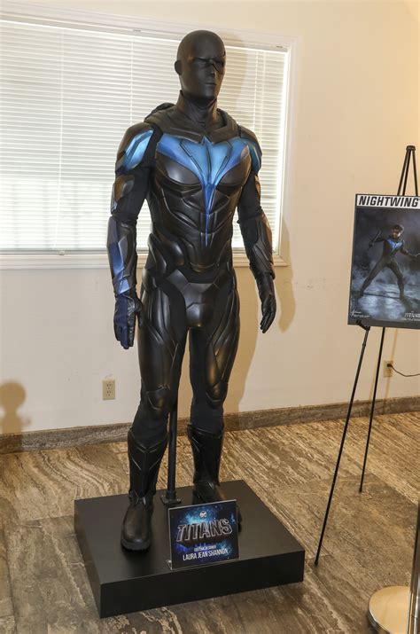 Dc Universe Unveils Titans Nightwing Costume Batman News