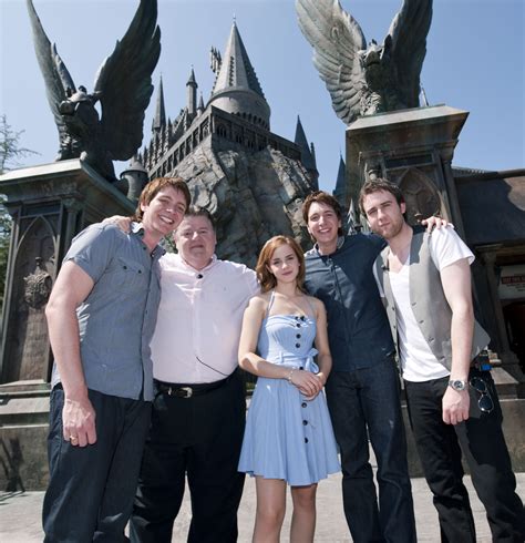 Harry Potter Cast Visits Hogwarts Castle Desktop Wallpaper
