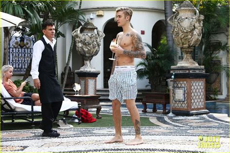 Justin Bieber Cools Off With A Shirtless Swim Photo Photo Gallery Just Jared Jr