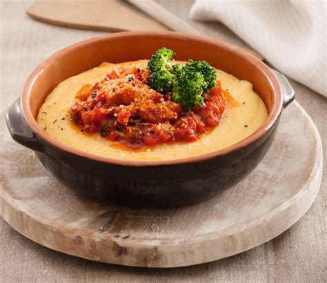 To cook polenta, giada starts with a pot of boiling water, which she seasons with salt. Polenta con ragù denso ai broccoli - Cucina Naturale