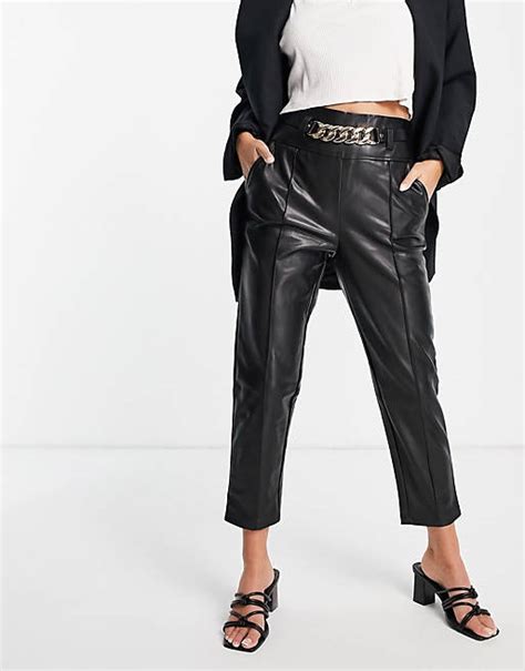 river island karottenhose in schwarz aus kunstleder mit kettengürtel asos