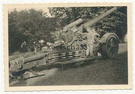 Foto Kanonier der Wehrmacht an einem 21cm Mörser in Feuerstellung