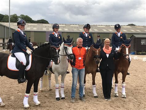 Meespelen met de populairste kansspelen van nederland? Nederlands ponyteam wint brons op pony-EK - Horses.nl